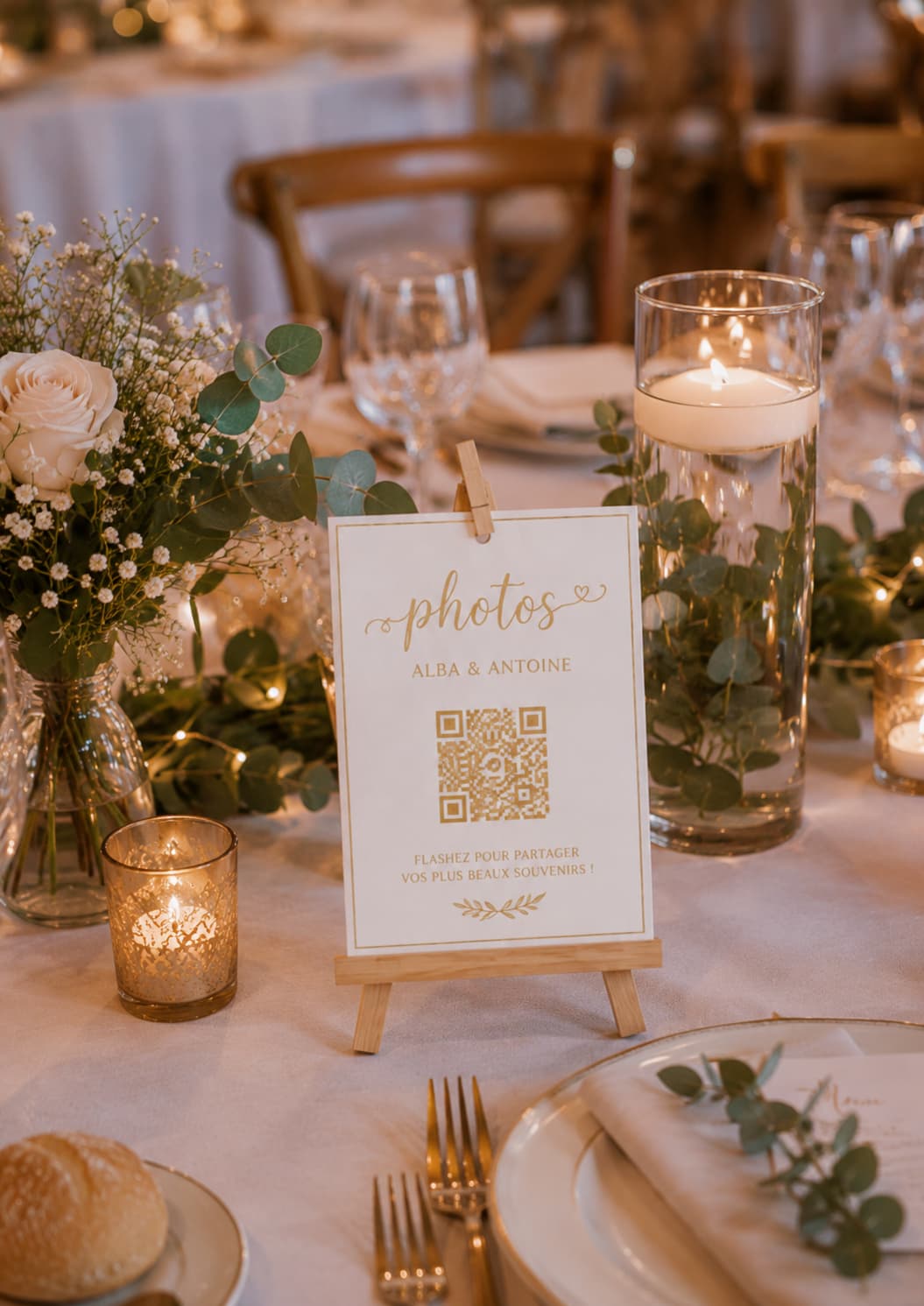 Chevalet porte-QR posé sur une table de réception de mariage